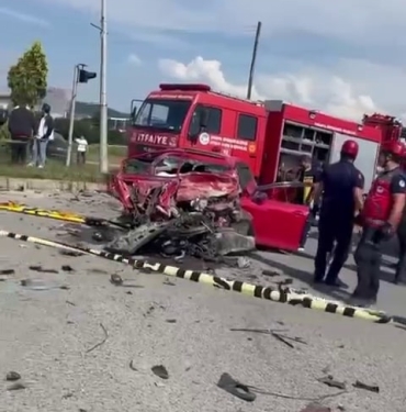 HAFRİYAT KAMYONUYLA ÇARPIŞAN OTOMOBİL KAĞIT GİBİ EZİLDİ: 2 ÖLÜ KAZAYA KARIŞAN KAMYONUN CAMLARI VE BAZI BÖLÜMLERİ ÖLENLERİN YAKINI TARAFINDAN ÇEKİÇLE PARÇALANDI