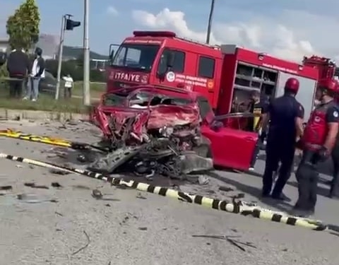 HAFRİYAT KAMYONUYLA ÇARPIŞAN OTOMOBİL KAĞIT GİBİ EZİLDİ: 2 ÖLÜ KAZAYA KARIŞAN KAMYONUN CAMLARI VE BAZI BÖLÜMLERİ ÖLENLERİN YAKINI TARAFINDAN ÇEKİÇLE PARÇALANDI