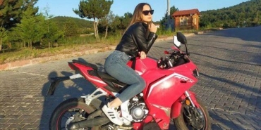 ÇOK SEVDİĞİ MOTOSİKLETİ SONU OLDU: GENÇ KIZDAN GERİYE BU FOTOĞRAFLAR KALDI