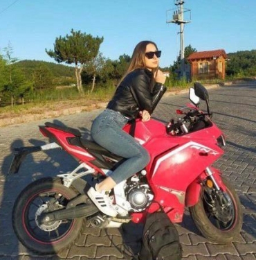ÇOK SEVDİĞİ MOTOSİKLETİ SONU OLDU: GENÇ KIZDAN GERİYE BU FOTOĞRAFLAR KALDI