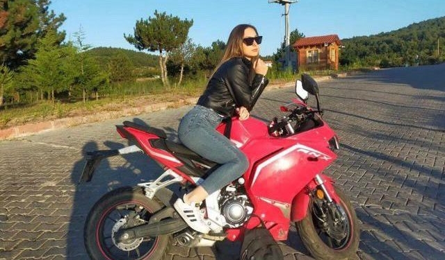 ÇOK SEVDİĞİ MOTOSİKLETİ SONU OLDU: GENÇ KIZDAN GERİYE BU FOTOĞRAFLAR KALDI