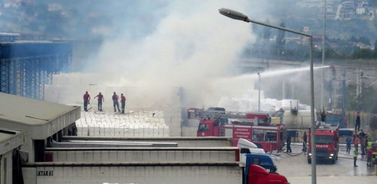 SAKARYA'DA KAĞIT FABRİKASINDA KORKUTAN YANGIN