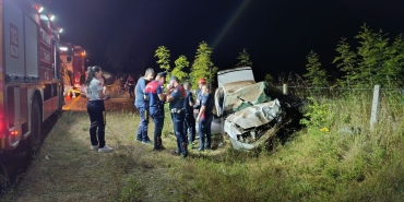 SAKARYA'DA KONTROLDEN ÇIKAN OTOMOBİL TAKLALAR ATARAK HURDAYA DÖNDÜ: 1 ÖLÜ, 1 YARALI 24 YAŞINDAKİ YOLCU, YAKLAŞIK 200 METRE SÜRÜKLENEN OTOMOBİLDE HAYATINI KAYBETTİ
