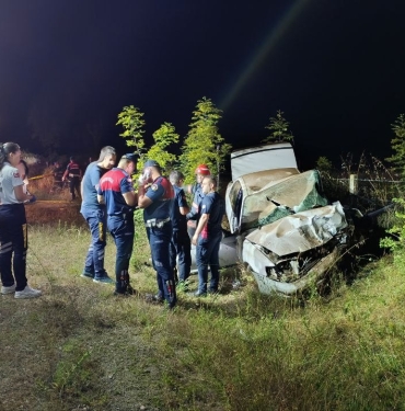 SAKARYA'DA KONTROLDEN ÇIKAN OTOMOBİL TAKLALAR ATARAK HURDAYA DÖNDÜ: 1 ÖLÜ, 1 YARALI 24 YAŞINDAKİ YOLCU, YAKLAŞIK 200 METRE SÜRÜKLENEN OTOMOBİLDE HAYATINI KAYBETTİ