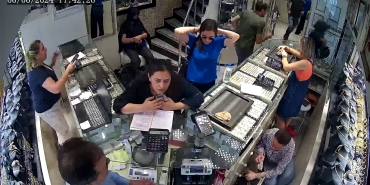 KUYUMCUDA İNCELEDİĞİ 300 BİN LİRALIK BİLEZİKLERİ BİR ANDA ALIP KAÇTI: O ANLAR KAMERADA SAKARYA'DAN ÇALDIĞI BİLEZİKLERİ BOZDURURKEN BOLU'DA YAKALANDI KUYUMCULARIN HIZLI REFLEKSİ BİLEZİK HIRSIZINI 4 SAATTE YAKALATTI