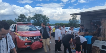 BAYRAM TRAFİĞİNDE KALANLARA SU VE YİYECEK İKRAMI BÜYÜKŞEHİRDEN