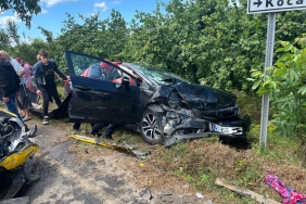 İKİ OTOMOBİL KAFA KAFAYA ÇARPIŞTI: 8 YARALI