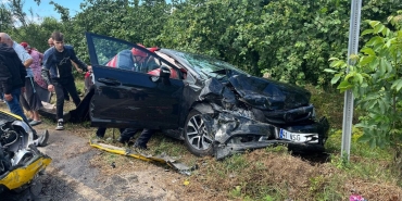 İKİ OTOMOBİL KAFA KAFAYA ÇARPIŞTI: 8 YARALI