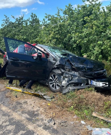 İKİ OTOMOBİL KAFA KAFAYA ÇARPIŞTI: 8 YARALI