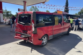 HAFİF TİCARİ ARAÇ, ŞEHİR İÇİ TOPLU TAŞIMA ARACINA ÇARPTI: 5 YARALI
