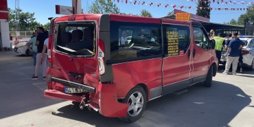 HAFİF TİCARİ ARAÇ, ŞEHİR İÇİ TOPLU TAŞIMA ARACINA ÇARPTI: 5 YARALI