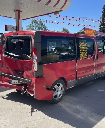 HAFİF TİCARİ ARAÇ, ŞEHİR İÇİ TOPLU TAŞIMA ARACINA ÇARPTI: 5 YARALI