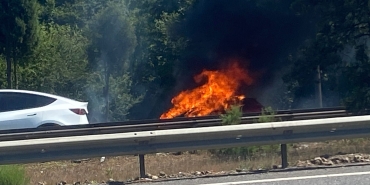 OTOYOLDA ALEV ALEV YANDI: OTOMOBİLDEN GERİYE DEMİR YIĞINI KALDI