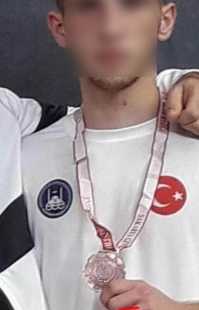 TARTIŞMA KANLI BİTTİ: KİCK BOKS SPORCUSU VE ARKADAŞI BIÇAKLANARAK YARALANDI