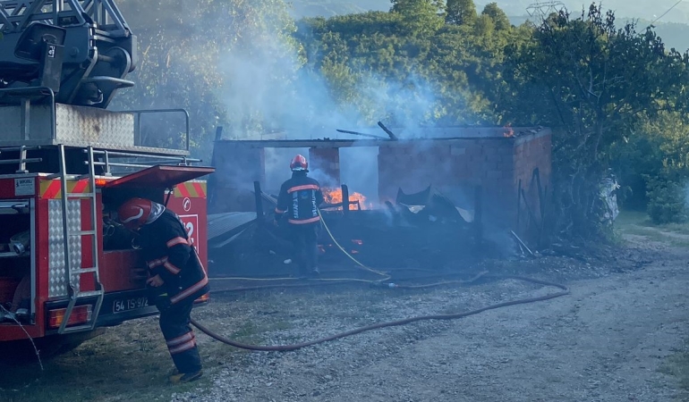 TÜP PATLADI, ÇIKAN YANGINDA KURULUK KÜL OLDU