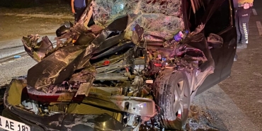 TIRA ÇARPAN OTOMOBİL HURDAYA DÖNDÜ: 1 YARALI