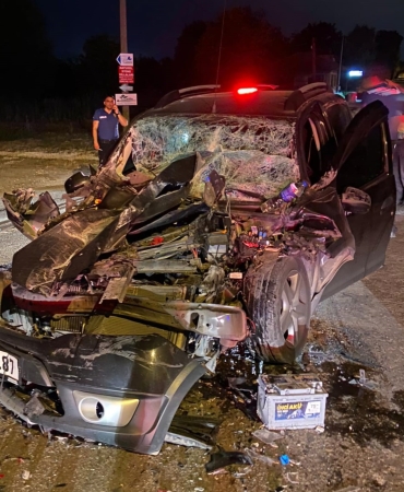 TIRA ÇARPAN OTOMOBİL HURDAYA DÖNDÜ: 1 YARALI