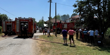 BAHÇEYE ATILAN SİGARA İZMARİTİ YANGINA SEBEP OLDU KULLANILMAYAN İKİ KATLI AHŞAP EV ALEVLERE TESLİM OLDU