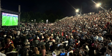 SAKARYA, A MİLLİ TAKIM İÇİN TEK YÜREK OLDU: MAÇI DEV EKRANDA İZLEDİLER