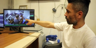 ŞEHRİN GÖBEĞİNDEKİ OTOPARKI BASIP ÇALIŞANI DARP ETTİLER: O ANLAR KAMERADA 100 LİRALIK OTOPARK ÜCRETİNE KARŞI GELDİ, OTOPARK ÇALIŞANI İLE TARTIŞTI TARTIŞMA YAŞAYAN ŞAHSIN OTOPARKA ÇAĞIRDIĞI 2 KİŞİ ÇALIŞANI DARP ETTİ, AYIRMAK İSTEYENLERE BIÇAK ÇEKTİ