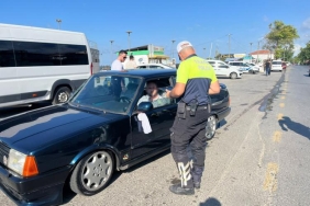 SAKARYA'NIN TATİL BÖLGESİNDE POLİS DENETİMİ: 52 ARAÇ SÜRÜCÜSÜNE 120 BİN LİRA CEZA