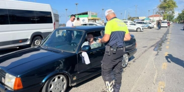 SAKARYA'NIN TATİL BÖLGESİNDE POLİS DENETİMİ: 52 ARAÇ SÜRÜCÜSÜNE 120 BİN LİRA CEZA