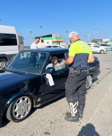SAKARYA'NIN TATİL BÖLGESİNDE POLİS DENETİMİ: 52 ARAÇ SÜRÜCÜSÜNE 120 BİN LİRA CEZA