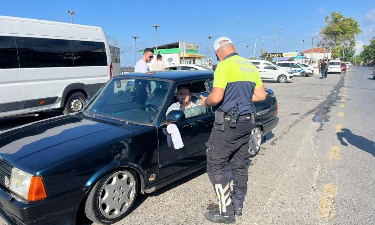 SAKARYA'NIN TATİL BÖLGESİNDE POLİS DENETİMİ: 52 ARAÇ SÜRÜCÜSÜNE 120 BİN LİRA CEZA