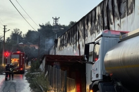 D-650 kara yolunu dumana boğan fabrika yangını 2 buçuk saat sonra söndürüldü
