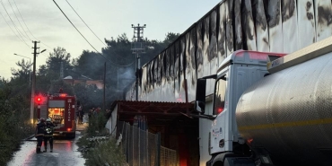 D-650 kara yolunu dumana boğan fabrika yangını 2 buçuk saat sonra söndürüldü