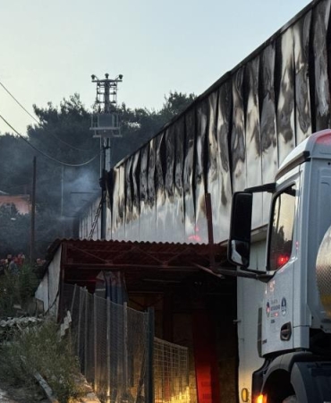 D-650 kara yolunu dumana boğan fabrika yangını 2 buçuk saat sonra söndürüldü