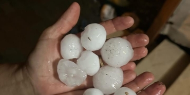 SAKARYA'NIN SAHİL İLÇELERİNİ DOLU VURDU, YERLER BEYAZA BÜRÜNDÜ MAHALLE MUHTARI İSMET TURAN: "İLK DEFA BÖYLE BİR YAĞIŞLA KARŞI KARŞIYA KALDIK"