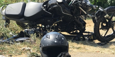 MİNİBÜSLE KAFA KAFAYA ÇARPIŞAN 17 YAŞINDAKİ MOTOSİKLET SÜRÜCÜSÜ AĞIR YARALANDI