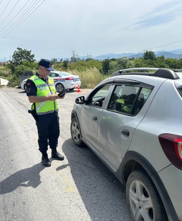 JANDARMA TRAFİKTE AFFETMEDİ: 503 ARAÇ VE 159 SÜRÜCÜ TRAFİKTEN MEN EDİLDİ