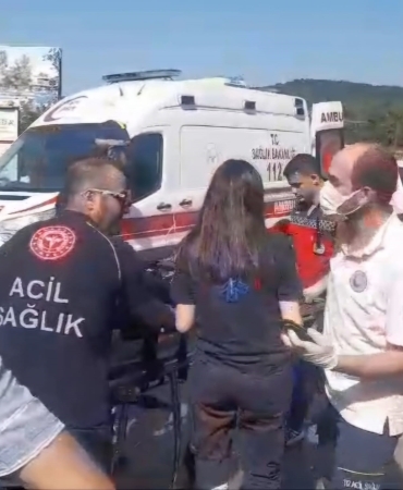 SAKARYA'DA ZİNCİRLEME KAZA: 3 KİŞİ YARALANDI