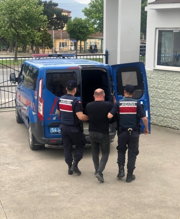 SAKARYA'DA ARANMA KAYDI VE HAPİS CEZASI BULUNAN 698 KİŞİ YAKALANDI HAKLARINDA KESİNLEŞMİŞ HAPİS CEZASI BULUNAN 107 KİŞİ CEZAEVİNE GÖNDERİLDİ