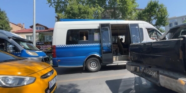 ŞEHRİN KURAL TANIMAZ TOPLU TAŞIMA ARAÇLARI: BİRİ BUNA DUR DEMELİ AKLA GELEBİLECEK BÜTÜN KURALLARI ÇİĞNİYORLAR SON OLARAK DİREKSİYON BAŞINDA MAÇ İZLEYEN MİNİBÜS ŞOFÖRÜ TEPKİ ÇEKTİ