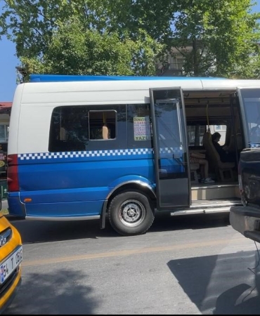 ŞEHRİN KURAL TANIMAZ TOPLU TAŞIMA ARAÇLARI: BİRİ BUNA DUR DEMELİ AKLA GELEBİLECEK BÜTÜN KURALLARI ÇİĞNİYORLAR SON OLARAK DİREKSİYON BAŞINDA MAÇ İZLEYEN MİNİBÜS ŞOFÖRÜ TEPKİ ÇEKTİ