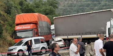 SAKARYA'DA ZİNCİRLEME KAZA: ORTALIK SAVAŞ ALANINA DÖNDÜ 7 ARACIN KARIŞTIĞI KAZADA 1 KİŞİ HAYATINI KAYBETTİ, 6 KİŞİ YARALANDI