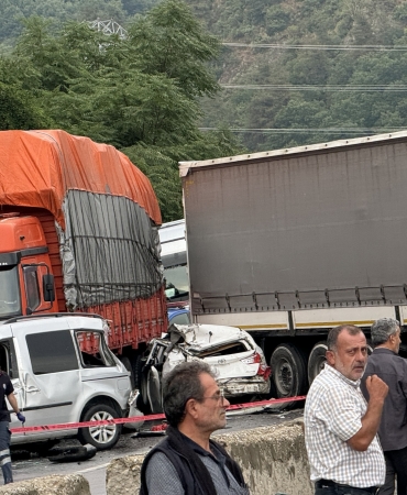 SAKARYA'DA ZİNCİRLEME KAZA: ORTALIK SAVAŞ ALANINA DÖNDÜ 7 ARACIN KARIŞTIĞI KAZADA 1 KİŞİ HAYATINI KAYBETTİ, 6 KİŞİ YARALANDI