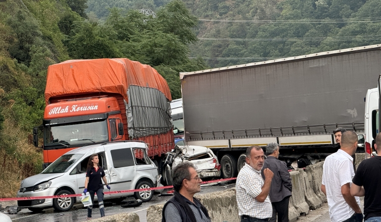 SAKARYA'DA ZİNCİRLEME KAZA: ORTALIK SAVAŞ ALANINA DÖNDÜ 7 ARACIN KARIŞTIĞI KAZADA 1 KİŞİ HAYATINI KAYBETTİ, 6 KİŞİ YARALANDI