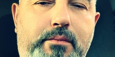 KULLANDIĞI ARAÇ TAKLA ATTI: SÜRÜCÜSÜ ALTINDA KALARAK HAYATINI KAYBETTİ AKRABALARI HABER ALAMADIKLARI ŞAHSI ÖLÜ OLARAK BULDU