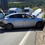 KÖPRÜ ÜZERİNDE İKİ OTOMOBİL KAFA KAFAYA ÇARPIŞTI: 1 HAFİF YARALI