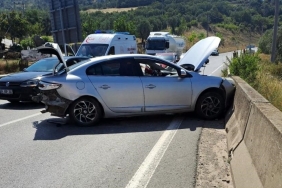 KÖPRÜ ÜZERİNDE İKİ OTOMOBİL KAFA KAFAYA ÇARPIŞTI: 1 HAFİF YARALI
