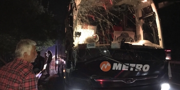 METRO TURİZM OTOBÜSÜ TIRA ARKADAN ÇARPTI, ŞOFÖRÜN UYUDUĞU İDDİA EDİLDİ