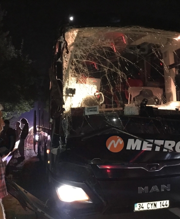 METRO TURİZM OTOBÜSÜ TIRA ARKADAN ÇARPTI, ŞOFÖRÜN UYUDUĞU İDDİA EDİLDİ