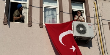 SAKARYALI ŞEHİDİN BABA EVİNE TÜRK BAYRAĞI ASILDI ŞEHİDİN NİŞAN HAZIRLIKLARI YAPTIĞI ÖĞRENİLDİ