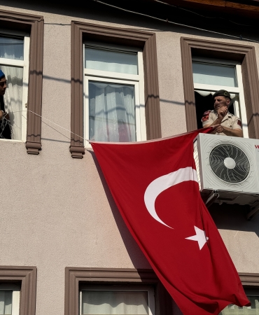 SAKARYALI ŞEHİDİN BABA EVİNE TÜRK BAYRAĞI ASILDI ŞEHİDİN NİŞAN HAZIRLIKLARI YAPTIĞI ÖĞRENİLDİ