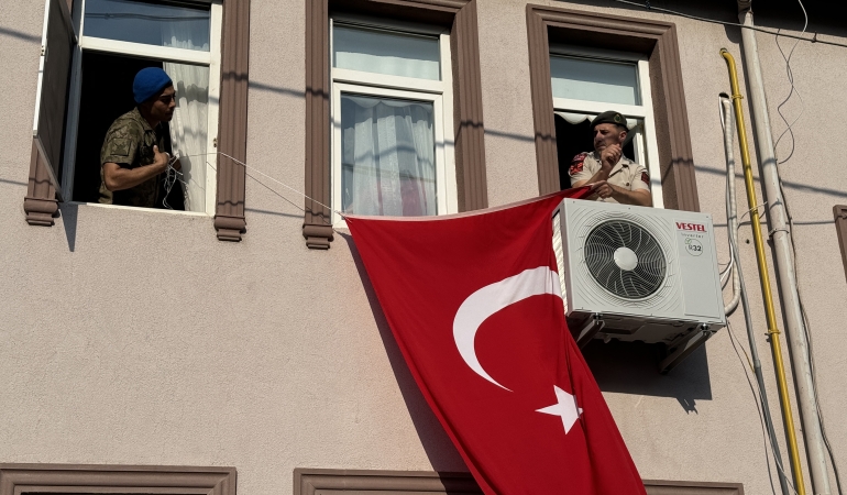 SAKARYALI ŞEHİDİN BABA EVİNE TÜRK BAYRAĞI ASILDI ŞEHİDİN NİŞAN HAZIRLIKLARI YAPTIĞI ÖĞRENİLDİ