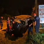 SAKARYA'DA TURİSTLERİ GEZDİREN MİNİBÜS KANALA DEVRİLDİ: 1 YARALI